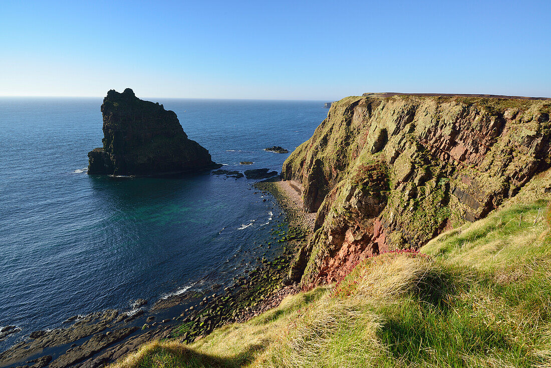 Felstürme stehen im Meer, Küste von Duncansby, Duncansby Stacks, Duncansby, Schottland, Großbritannien, Vereinigtes Königreich