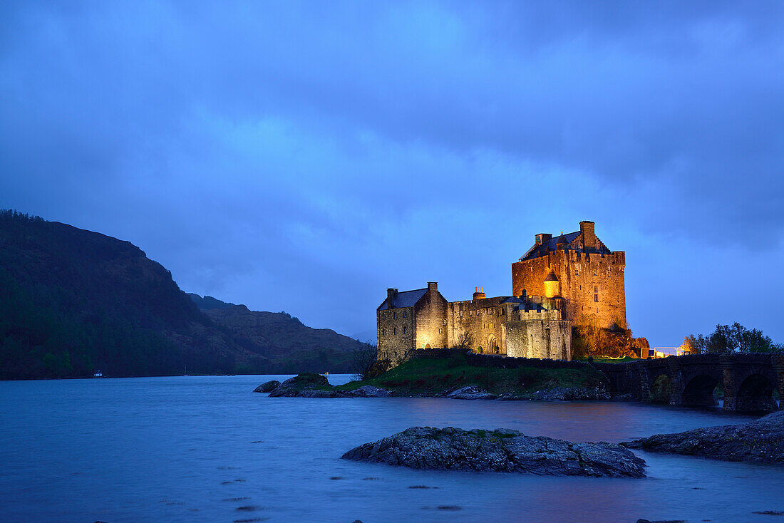 Eilean Donan Castle, illuminated in the evening light, with Loch Duich, Eilean Donan Castle, Highland, Scotland, Great Britain, United Kingdom