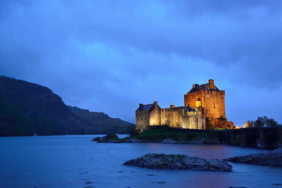 Eilean Donan castle, beleuchtet, mit Loch Duich, Eilean Donan Castle, Highland, Schottland, Großbritannien, Vereinigtes Königreich