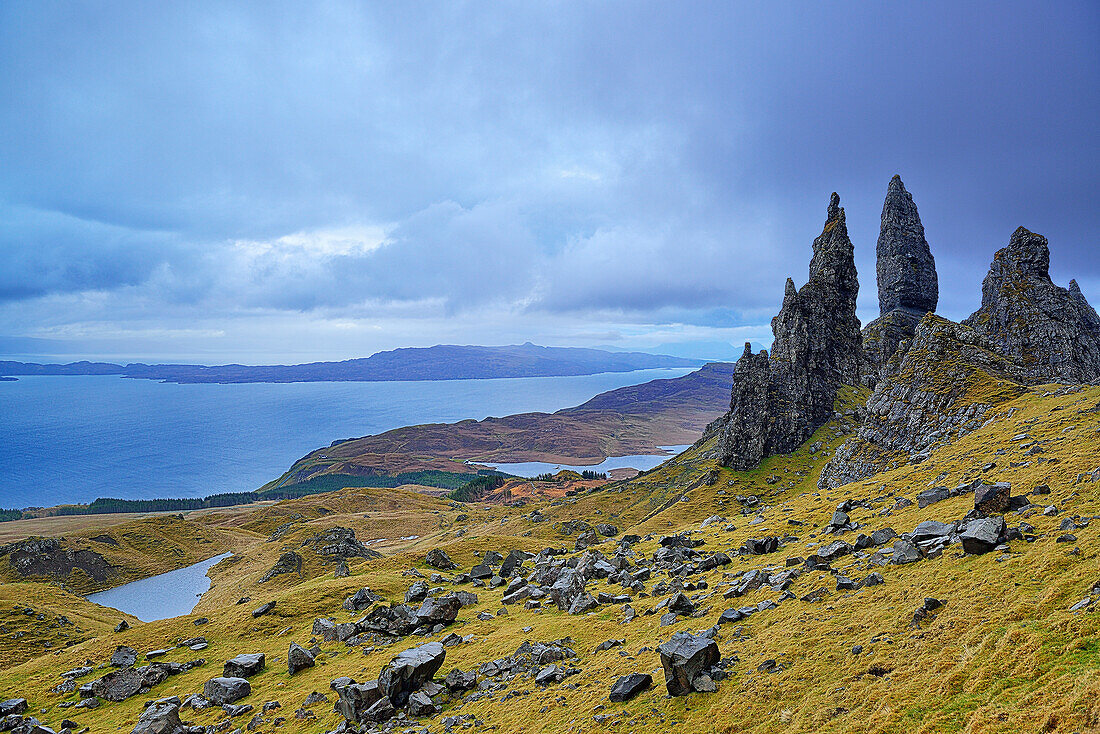 Felstürme Man of Storr über dem Atlantik, Man of Storr, Isle of Skye, Schottland, Großbritannien, Vereinigtes Königreich