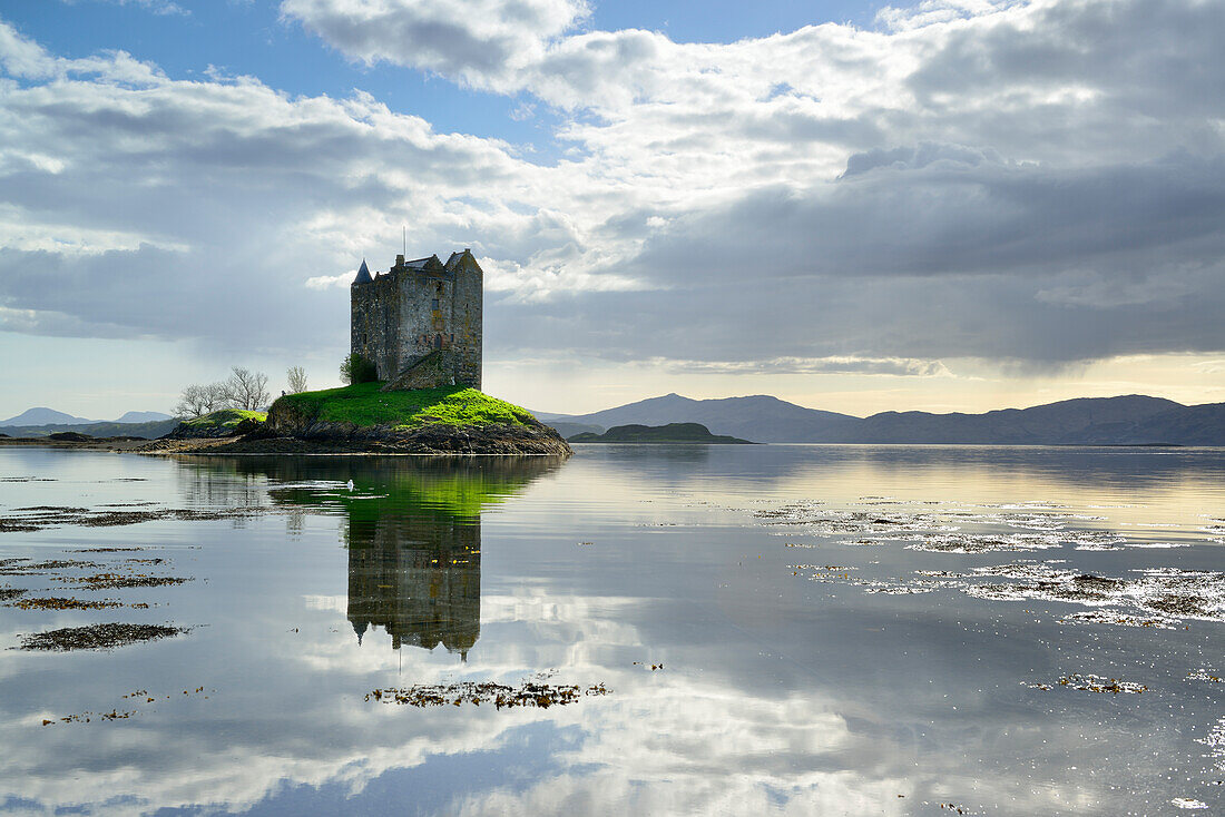 Castle Stalker mit Loch Linnhe, Castle Stalker, Highland, Schottland, Großbritannien, Vereinigtes Königreich