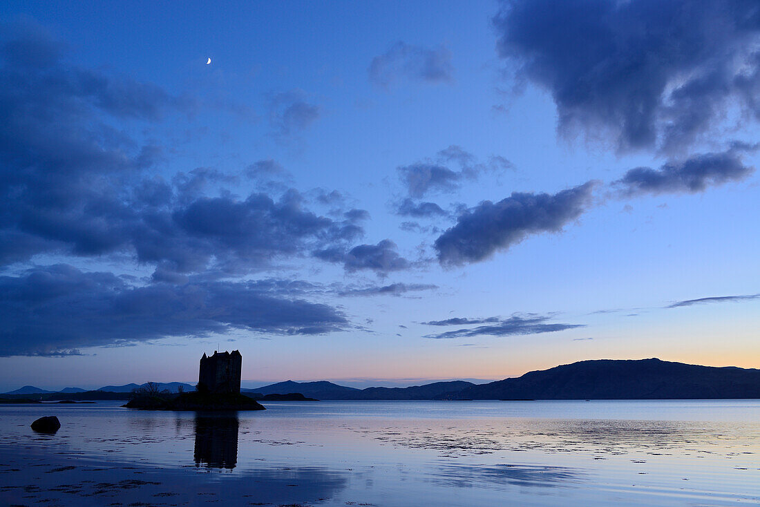 Castle Stalker mit Loch Linnhe, Castle Stalker, Highland, Schottland, Großbritannien, Vereinigtes Königreich