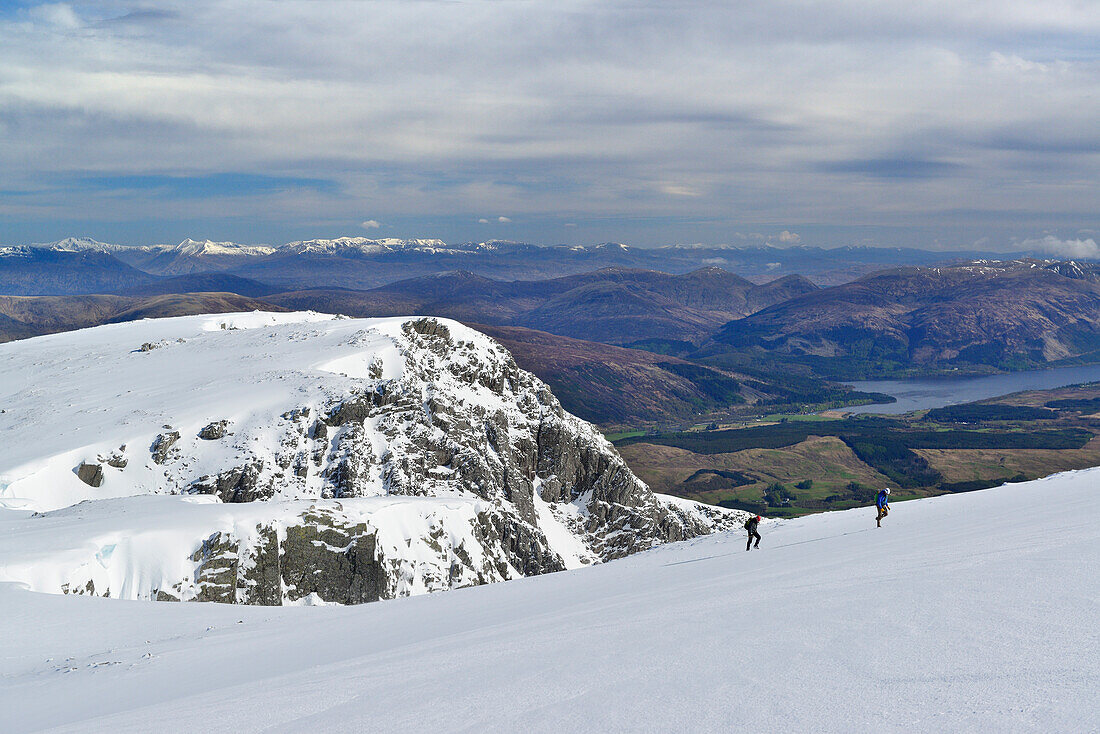Two persons ascending to Ben Nevis, Ben Nevis, Highland, Scotland, Great Britain, United Kingdom