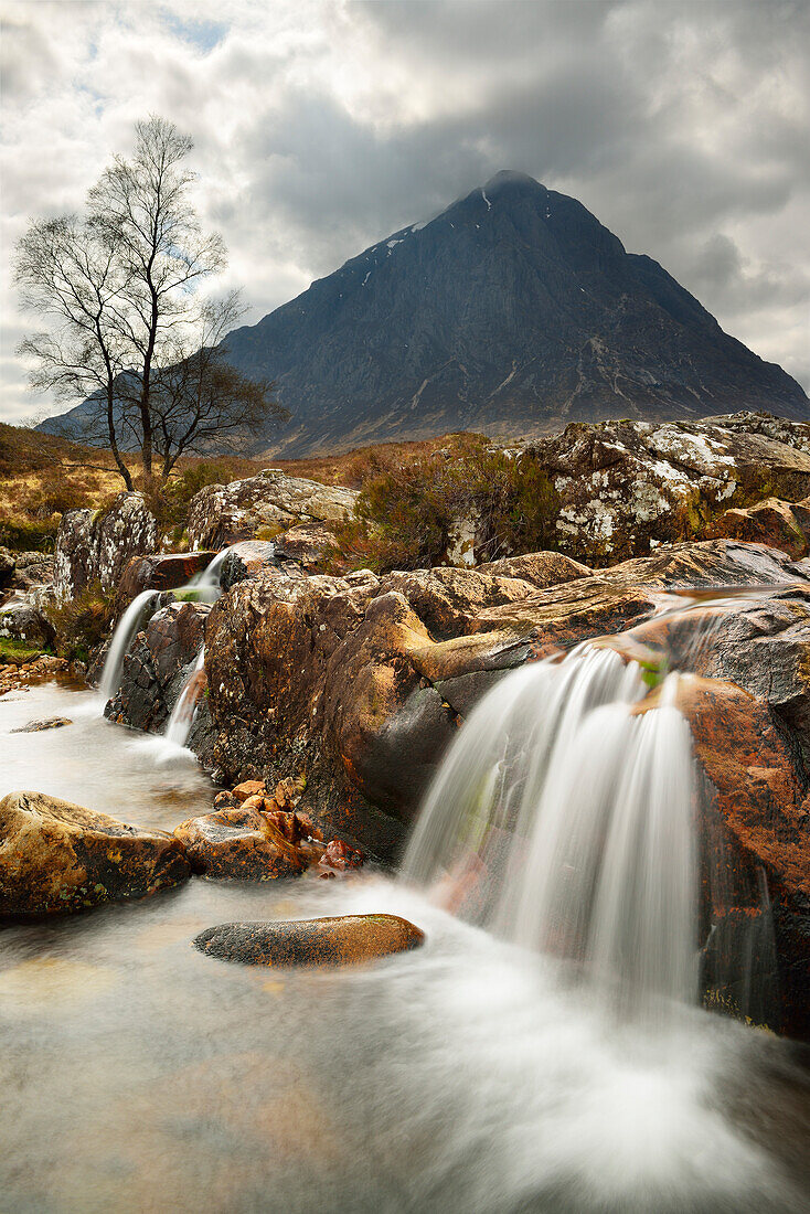 Wasserfall am Glen Etive mit Buachaille Etive Mor im Hintergrund, Glen Etive, Highland, Schottland, Großbritannien, Vereinigtes Königreich