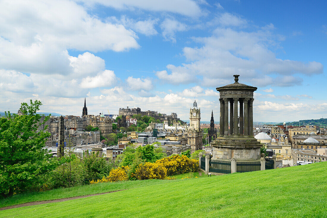 Dugald Stewart Monument am Calton Hill mit Blick auf Altstadt von Edinburgh, UNESCO Weltkulturerbe Edinburgh, Edinburgh, Schottland, Großbritannien, Vereinigtes Königreich