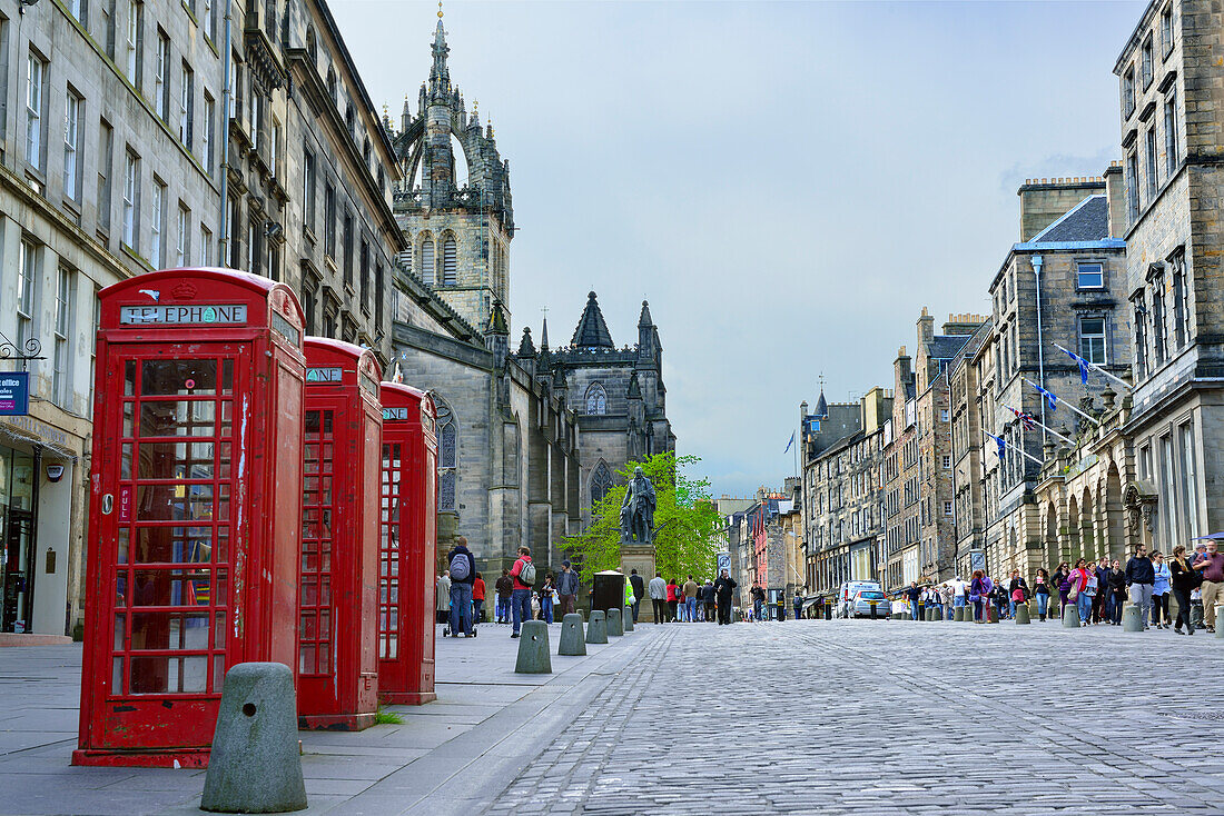 Britische Telefonzellen in der High Street, UNESCO Weltkulturerbe Edinburgh, Edinburgh, Schottland, Großbritannien, Vereinigtes Königreich
