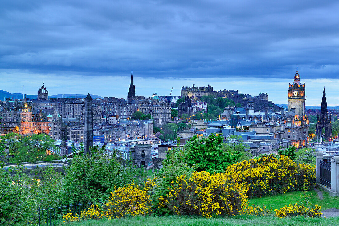 Blick auf Altstadt von Edinburgh, beleuchtet, mit St. Giles' Cathedral, Burg und Balmoral Hotel, Calton Hill, UNESCO Weltkulturerbe Edinburgh, Edinburgh, Schottland, Großbritannien, Vereinigtes Königreich