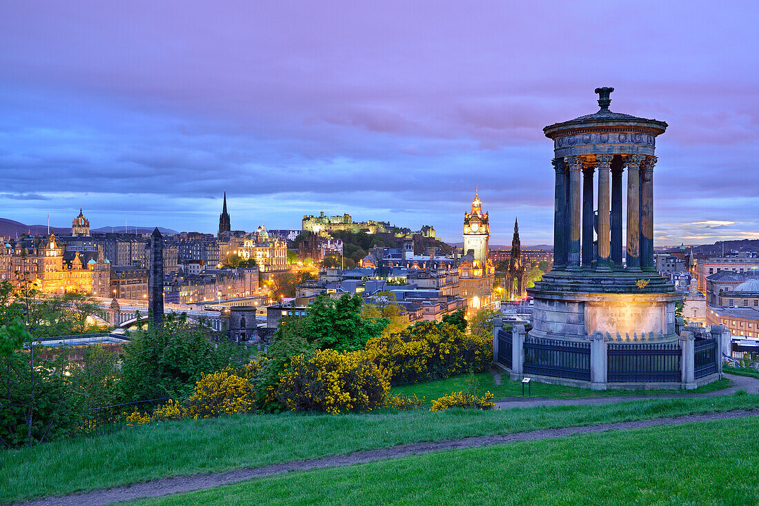 Dugald Stewart Monument, illuminated at night, at Calton Hill with view to the city of Edinburgh, UNESCO World Heritage Site Edinburgh, Edinburgh, Scotland, Great Britain, United Kingdom