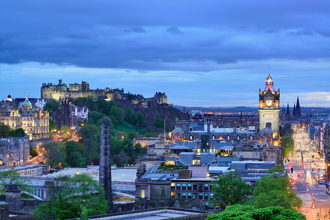 View to city of Edinburgh, illuminated at night, with Edinburgh castle, Balmoral Hotel and Princes Street, Calton Hill, UNESCO World Heritage Site Edinburgh, Edinburgh, Scotland, Great Britain, United Kingdom