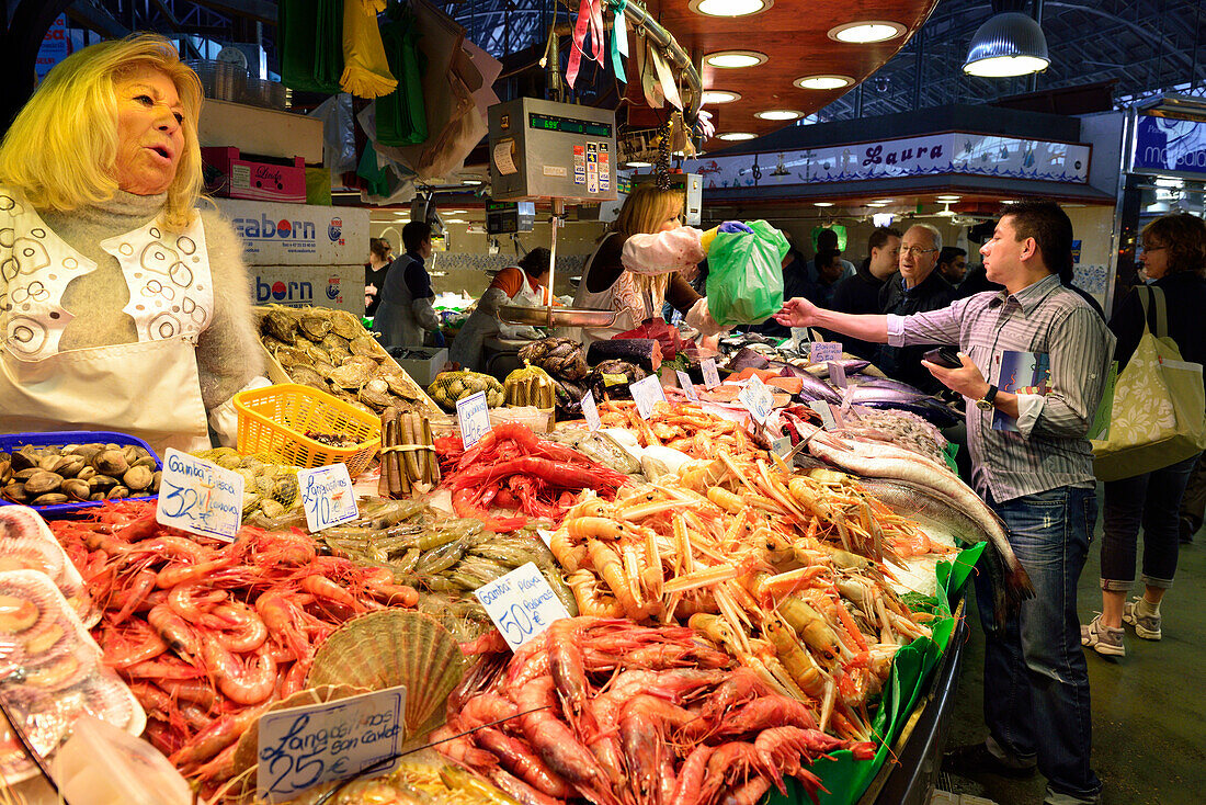 Fish stall in market Boqueria, La Boqueria, La Rambla, Barcelona, Catalonia, Spain