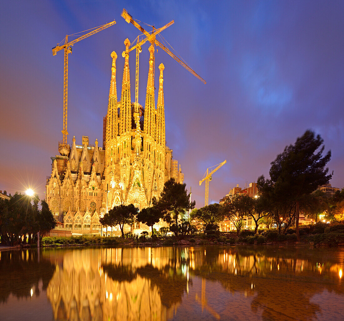 Kirche La Sagrada Familia, beleuchtet, Architekt Antoni Gaudi, UNESCO Weltkulturerbe Arbeiten von Antoni Gaudi, Modernisme, Jugendstil, Eixample, Barcelona, Katalonien, Spanien