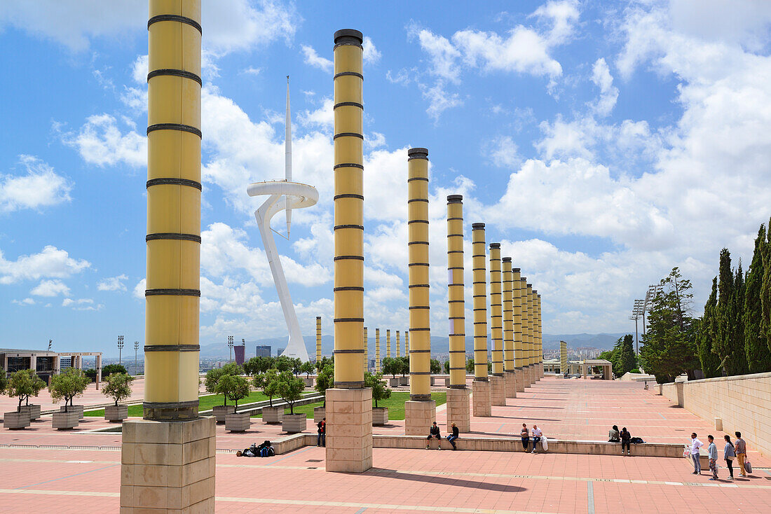 Anella Olimpica, Vorplatz Olympiastadion, mit Torre de comunicacions de Montjuïc, Torre Telefónica, Torre Calatrava, Montjuïc, Barcelona, Katalonien, Spanien