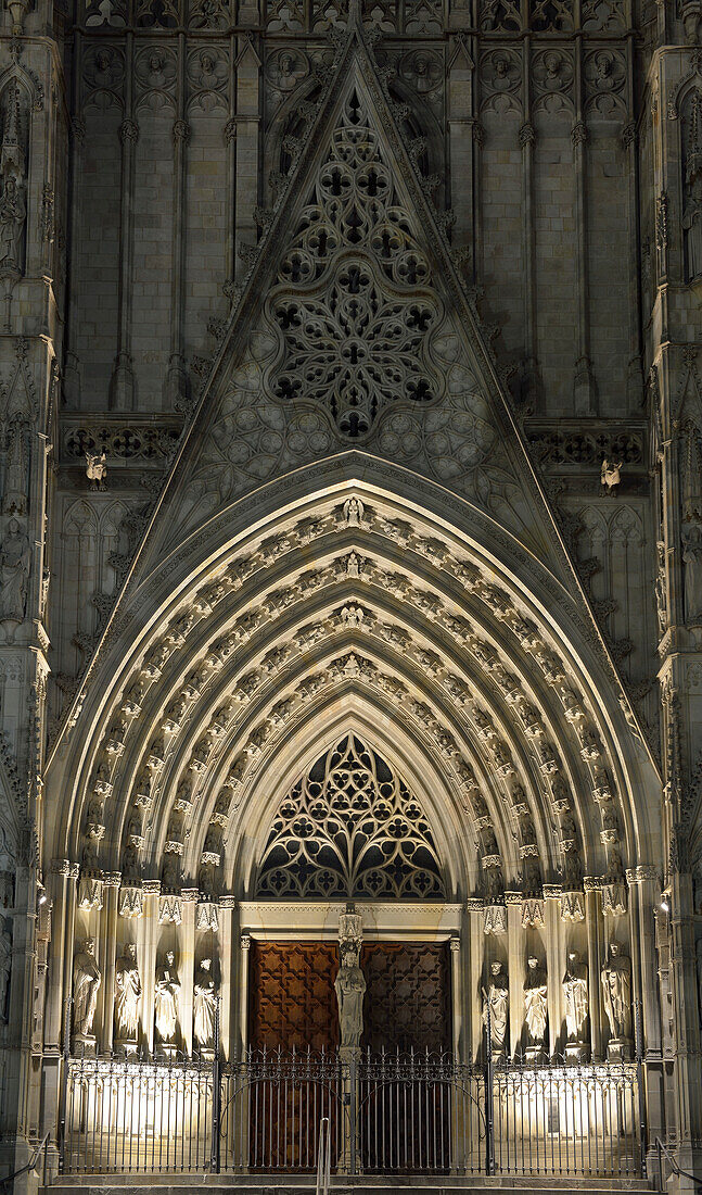Portal der Kathedrale, beleuchtet, La Catedral de la Santa Creu i Santa Eulàlia, Gotik, Barri Gotic, Barcelona, Katalonien, Spanien