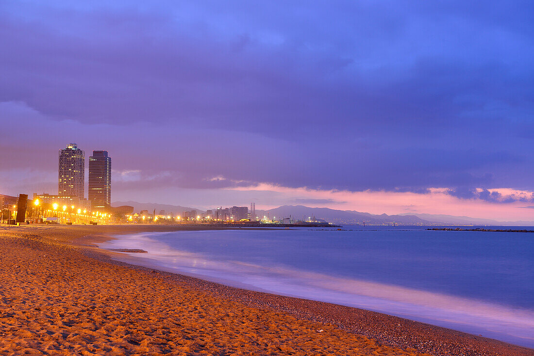 Zwillingstürme Hotel Arts und Mapfre Turm am Strand, beleuchtet, Olympiadorf, Barceloneta, Barcelona, Katalonien, Spanien