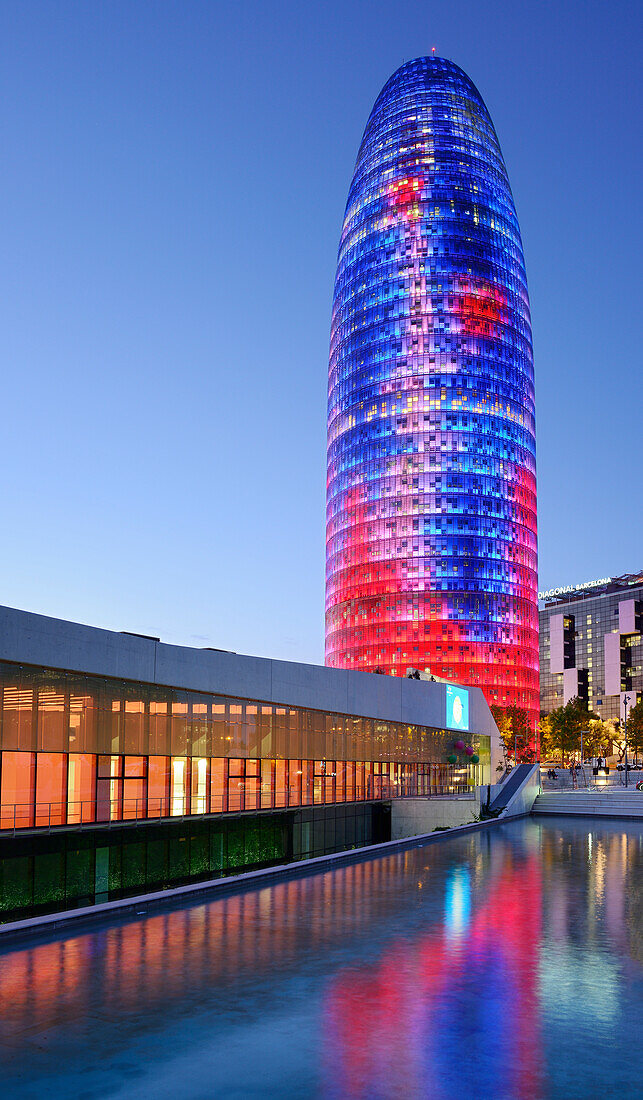 Disseny Hub Barcelona und Hochhaus Torre Agbar, beleuchtet, Architekt Jean Nouvel, Barcelona, Katalonien, Spanien