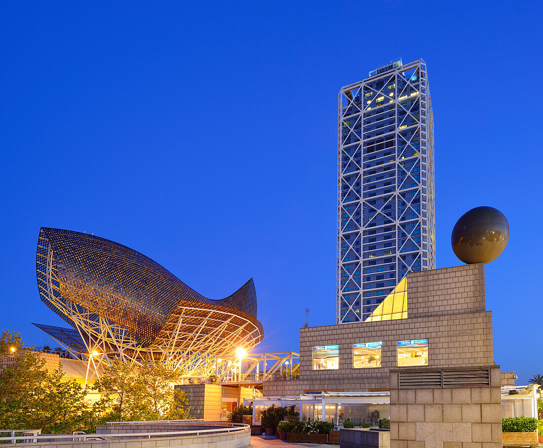 Fisch als moderne Kunst vor Zwillingsturm, Architekt Frank O. Gehry, Olympiadorf, beleuchtet, Barceloneta, Barcelona, Katalonien, Spanien