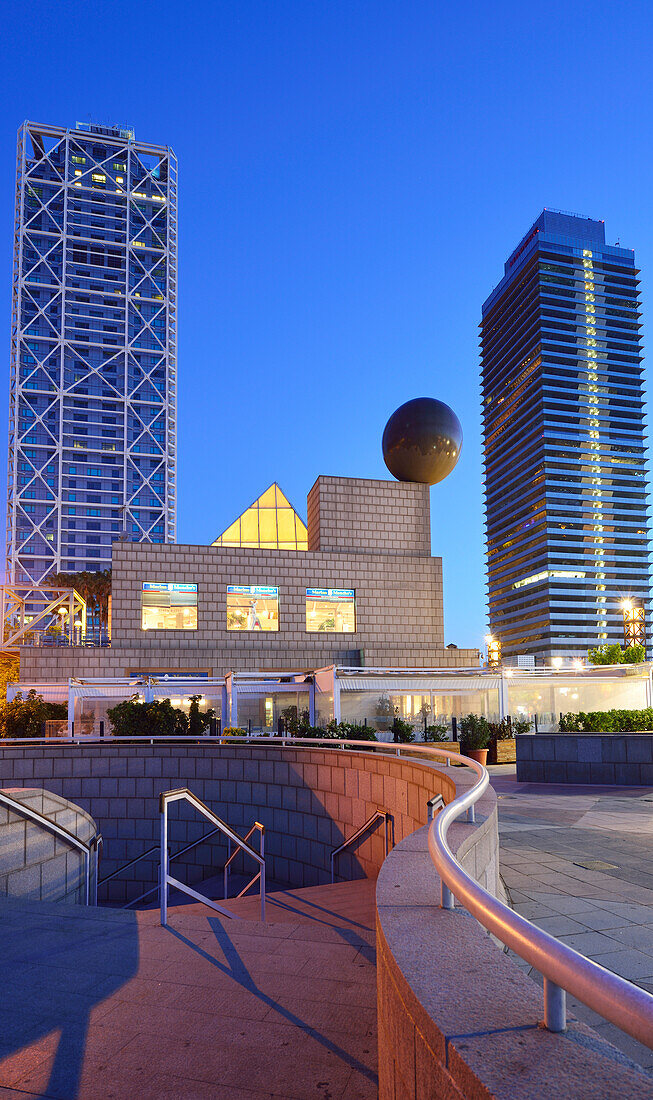 Zwillingstürme Hotel Arts und Mapfre Turm, beleuchtet, Olympiadorf, Barceloneta, Barcelona, Katalonien, Spanien