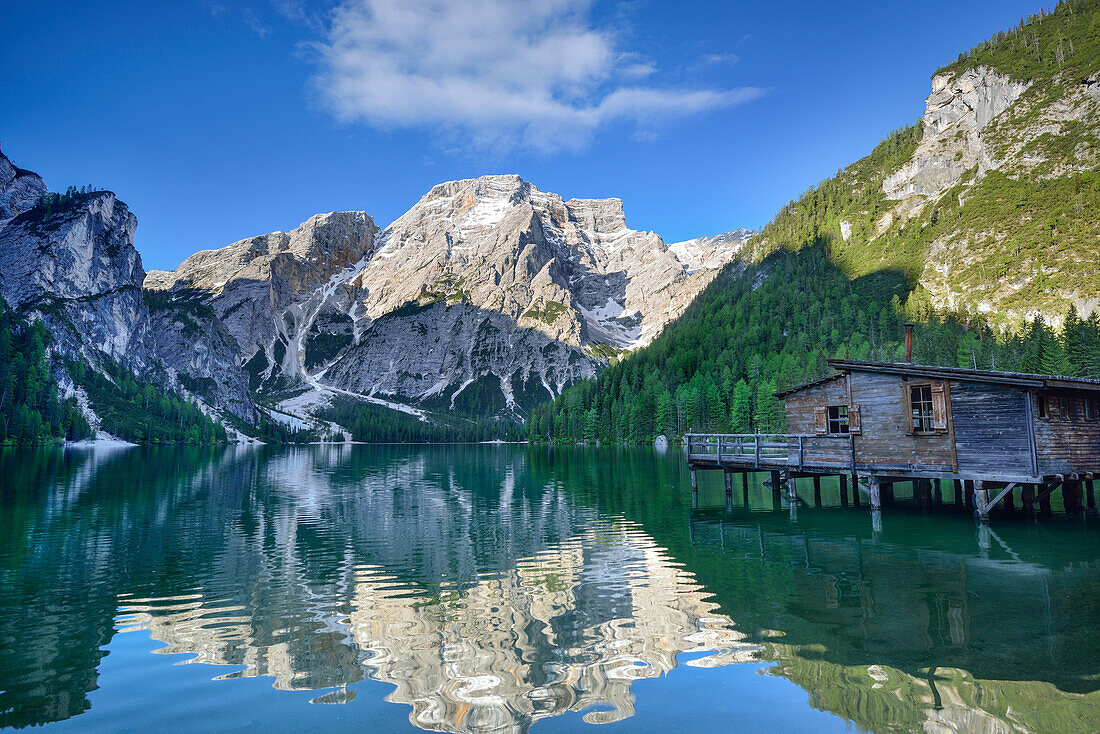 Pragser Wildsee with boat house, Seekofel in the background, Pragser Wildsee, Pustertal valley, Dolomites, UNESCO World Heritage Site Dolomites, South Tyrol, Italy