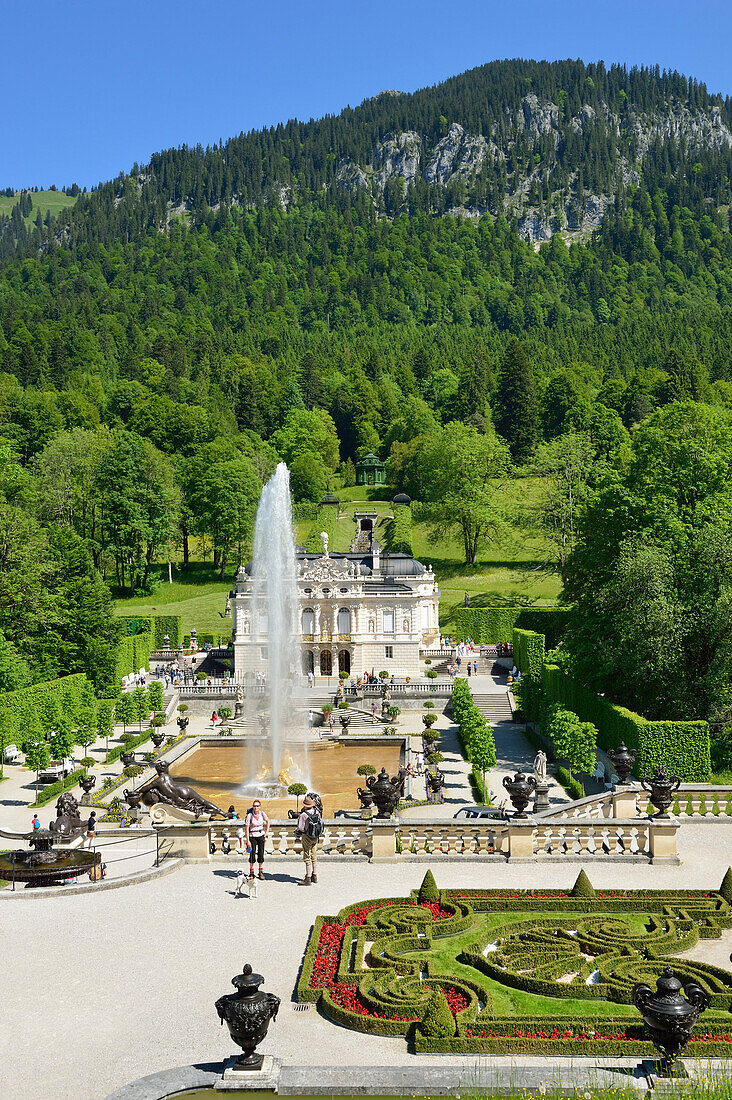 Blick vom Venustempel auf Schloss Linderhof mit Gartenanlage und Springbrunnen, Schloss Linderhof von König Ludwig II., Schloss Linderhof, Rokoko, Ammergauer Alpen, Bayerische Alpen, Oberbayern, Bayern, Deutschland