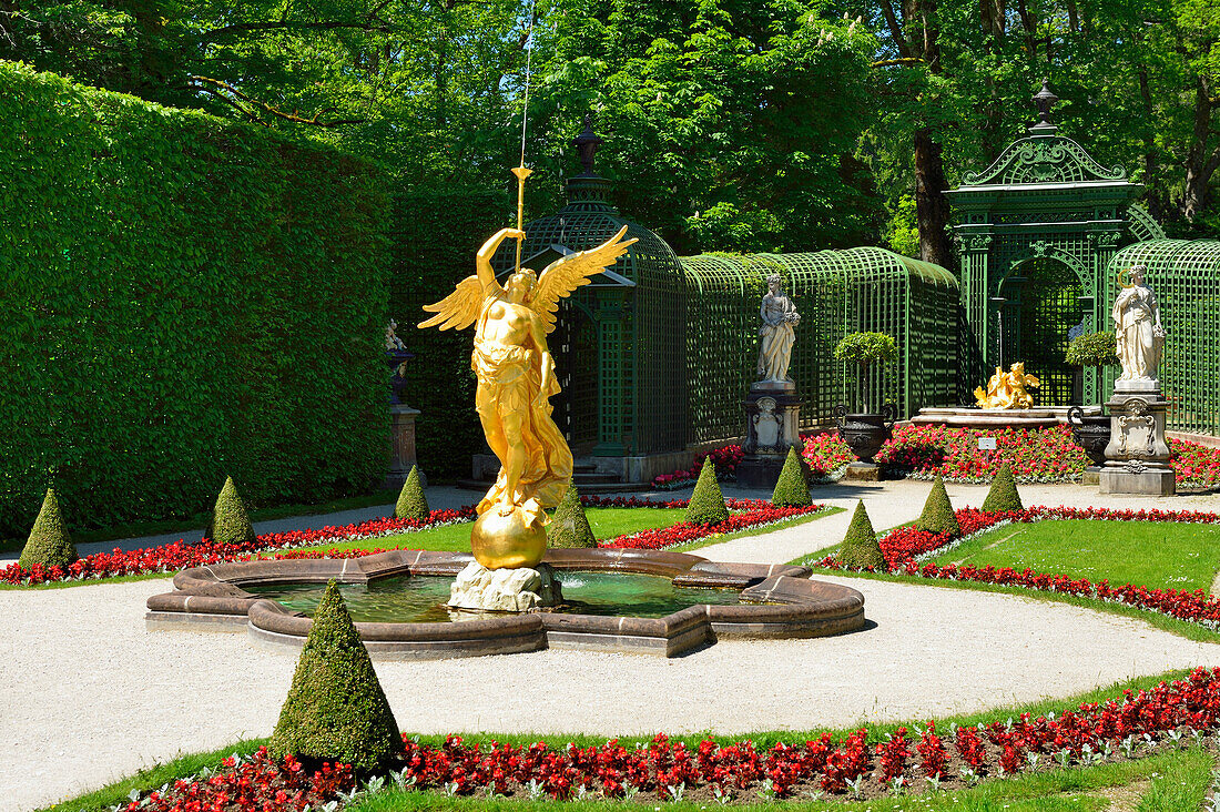 Goldener Engel in Gartenanlage, Schloss Linderhof von König Ludwig II., Schloss Linderhof, Rokoko, Ammergauer Alpen, Bayerische Alpen, Oberbayern, Bayern, Deutschland