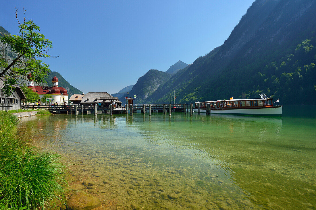 Boat anchoring at landing stage of St. Bartholomae, St. Bartholomae, lake Koenigssee, Berchtesgaden range, National Park Berchtesgaden, Berchtesgaden, Upper Bavaria, Bavaria, Germany