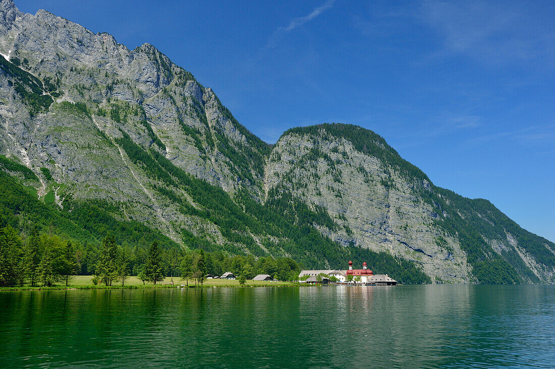 Königssee und Kirche von St. Bartholomä mit Watzmannkinder, St. Bartholomä, Königssee, Berchtesgadener Alpen, Nationalpark Berchtesgaden, Berchtesgaden, Oberbayern, Bayern, Deutschland