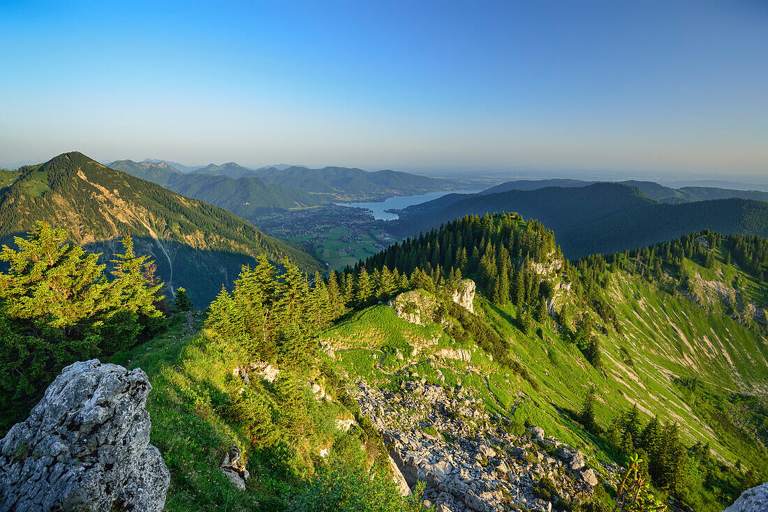 Blick vom Gipfel der Bodenschneid auf Wallberg und Tegernsee, Bodenschneid, Spitzing, Bayerische Alpen, Oberbayern, Bayern, Deutschland