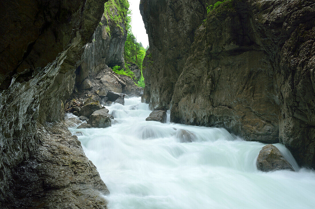 Partnach fließt durch enge Klamm, Partnachklamm, Garmisch-Partenkirchen, Werdenfels, Wetterstein, Oberbayern, Bayern, Deutschland