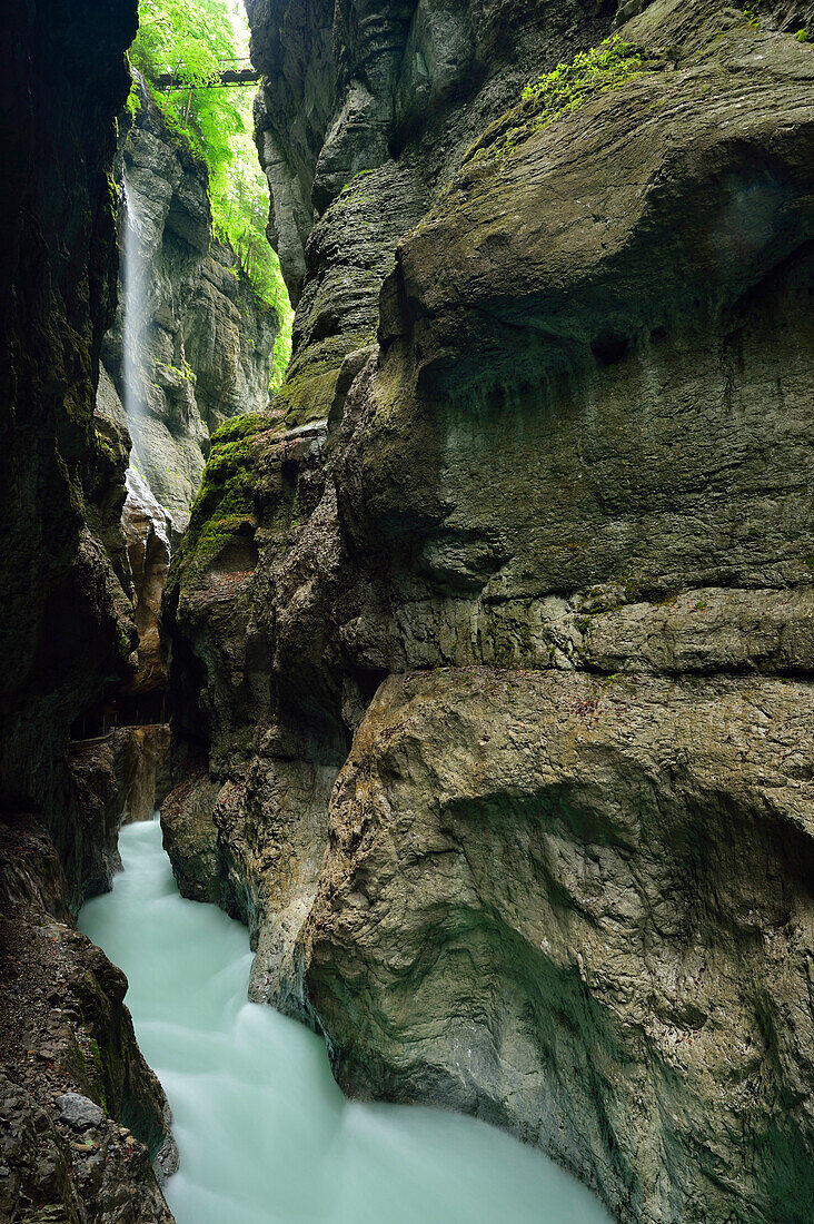 Partnach fließt durch enge Klamm, Partnachklamm, Garmisch-Partenkirchen, Werdenfels, Wetterstein, Oberbayern, Bayern, Deutschland
