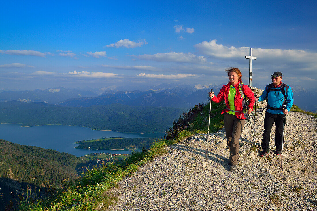 Wanderer steigen vom Gipfel des Heimgarten ab, Walchensee im Hintergrund, Oberbayern, Bayern, Deutschland