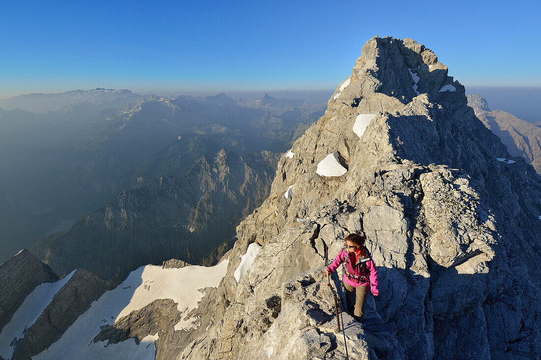 Frau steigt zum Watzmann auf, Watzmanngrat und Mittelspitze im Hintergrund, Berchtesgadener Alpen, Nationalpark Berchtesgaden, Berchtesgaden, Oberbayern, Bayern, Deutschland