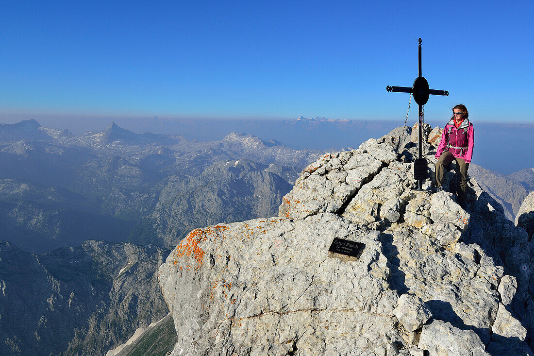 Frau steht am Gipfel der Mittelspitze am Watzmann, Steinernes Meer mit Schönfeldspitze im Hintergrund, Berchtesgadener Alpen, Nationalpark Berchtesgaden, Berchtesgaden, Oberbayern, Bayern, Deutschland