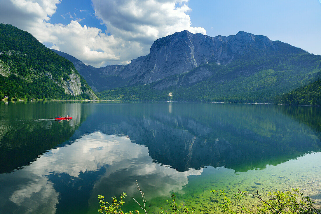 Zwei Personen rudern mit Boot über Altausseer See, Trisselwand im Hintergrund, Totes Gebirge, Altausseer See, Salzkammergut, Steiermark, Österreich