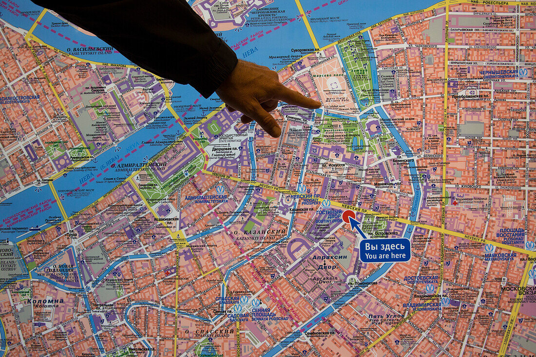Finger zeigt auf beleuchtete Stadtkarte, Sankt Petersburg, Russland, Europa