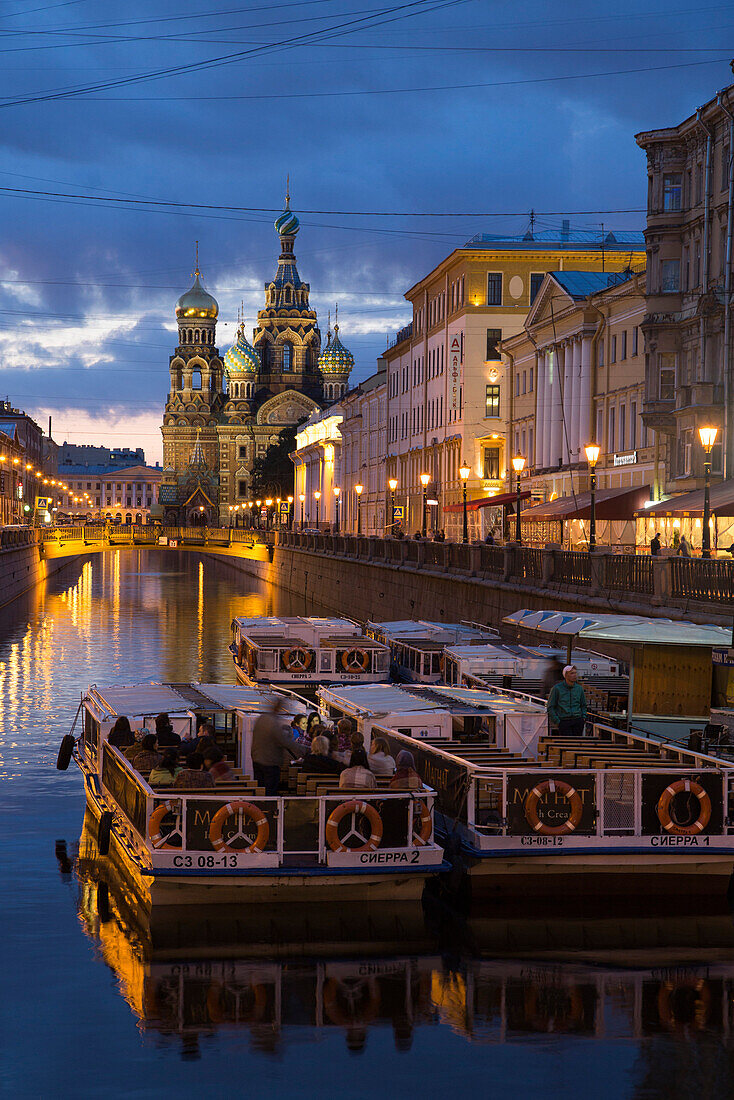 Ausflugsboote auf einem Kanal und die Christi-Auferstehungskirche (Blutkiche) im Dämmerlicht während der Weißen Nächte, Sankt Petersburg, Russland, Europa