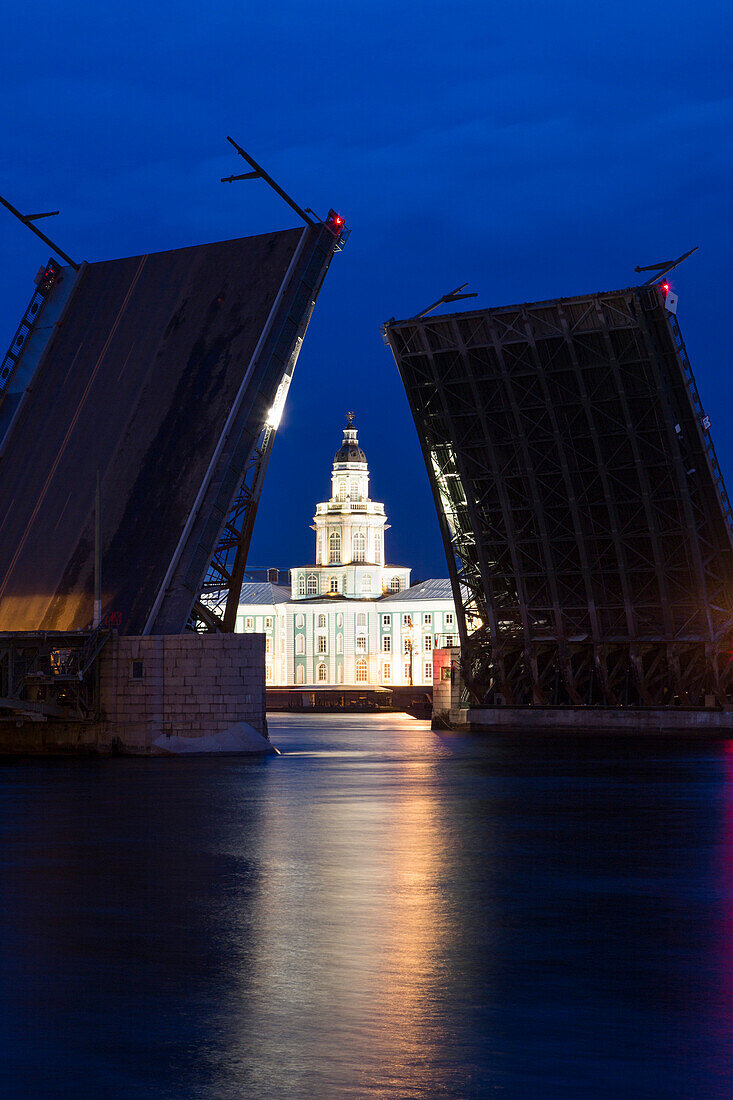 Geöffnete Schlossbrücke (Dworzowy Most) über Fluss Newa mit angeleuchtetem Kunstkamera Museum in der Dämmerung während der Weißen Nächte, Sankt Petersburg, Russland, Europa