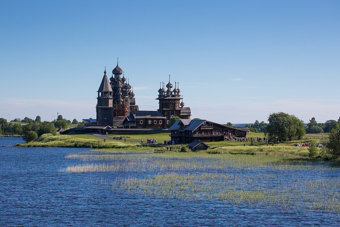 Kirchen in Holzbauweise im Freiluftmuseum Kischi auf der Insel Kischi am Onegasee, Russland, Europa