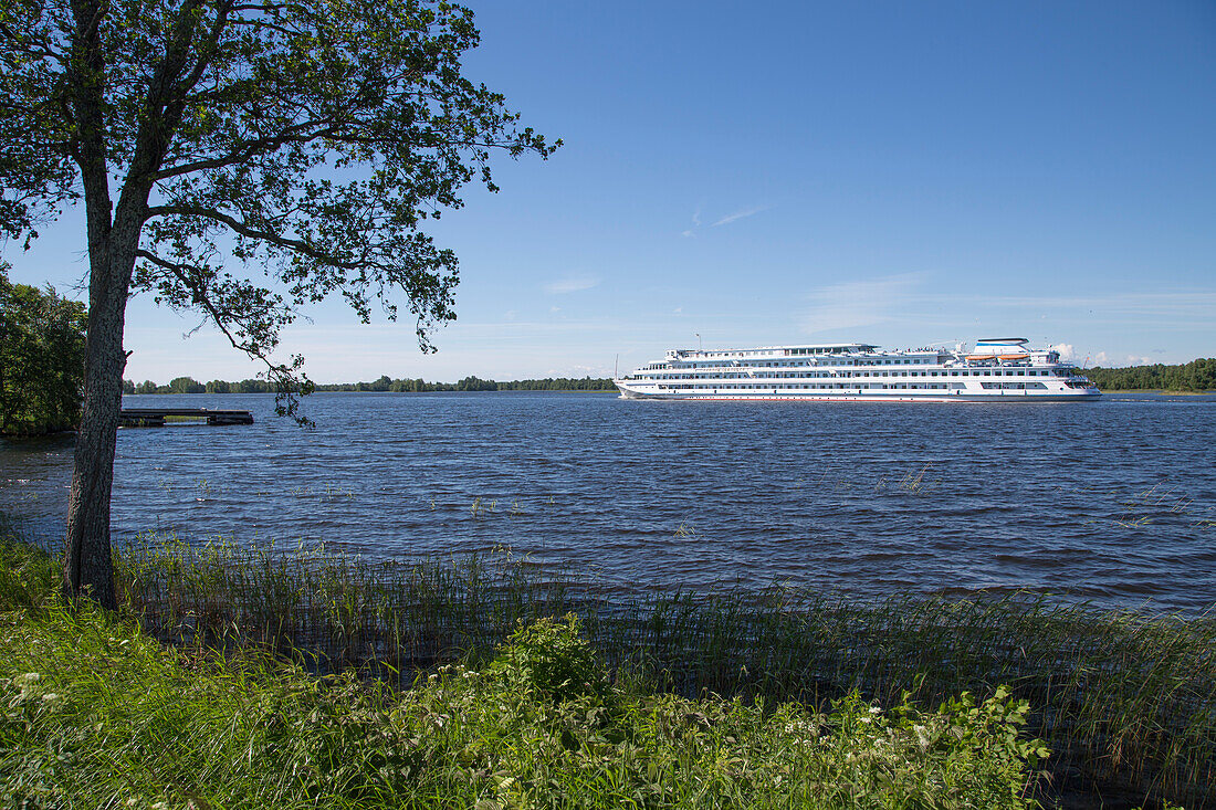 River cruise ship passing Kizhi Pogost, Kizhi Island, Lake Onega, Russia, Europe