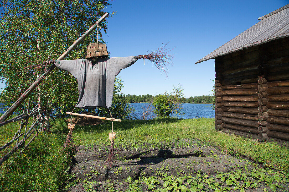 Vogelscheuche in einem Garten im Freiluftmuseum Kischi Pogost auf der Insel Kischi am Onegasee, Russland, Europa