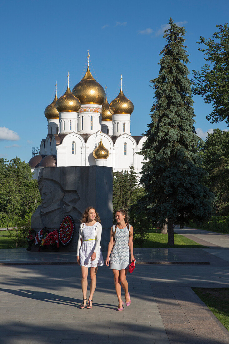 Zwei junge Frauen vor der Die Mariä-Entschlafens-Kathedrale, Jaroslawl, Russland, Europa