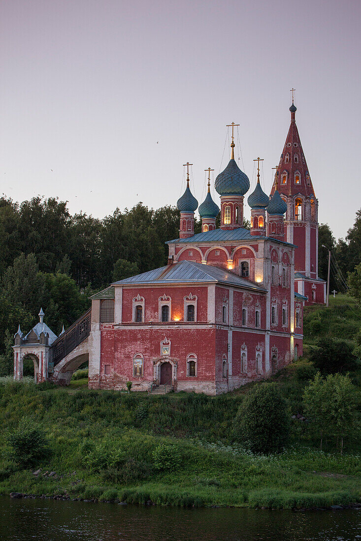 Kasaner Christi-Verklärungskirche am Ufer vom Fluss Wolga im Dämmerlicht, Tutayew, nahe Jaroslawl, Russland, Europa