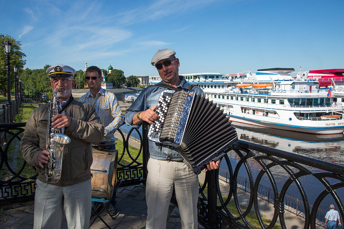 Musiker begrüßen Gäste von Flusskreuzfahrtschiffen an der Pier, Uglitsch, Russland, Europa