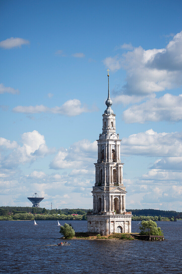 Glockenturm der gefluteten Nikolaus-Kathedrale am Fluss Wolga, Kaljasin, Russland, Europa