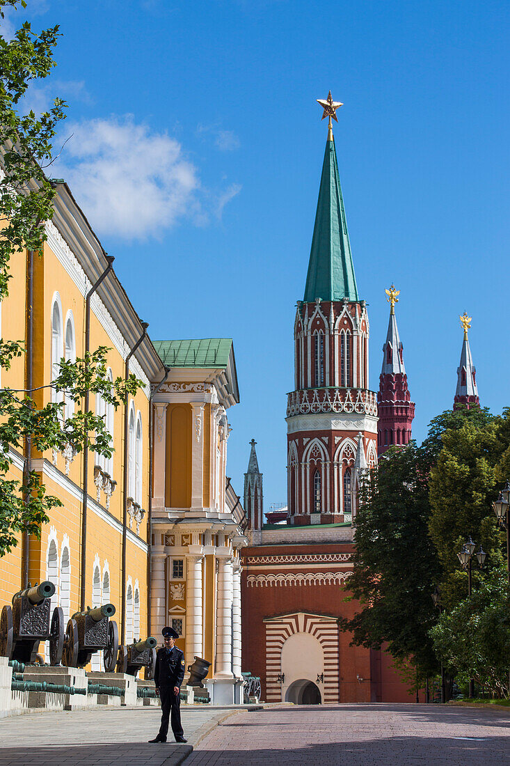 Wachposten vor Arsenalturm im Moskauer Kreml, Moskau, Russland, Europa