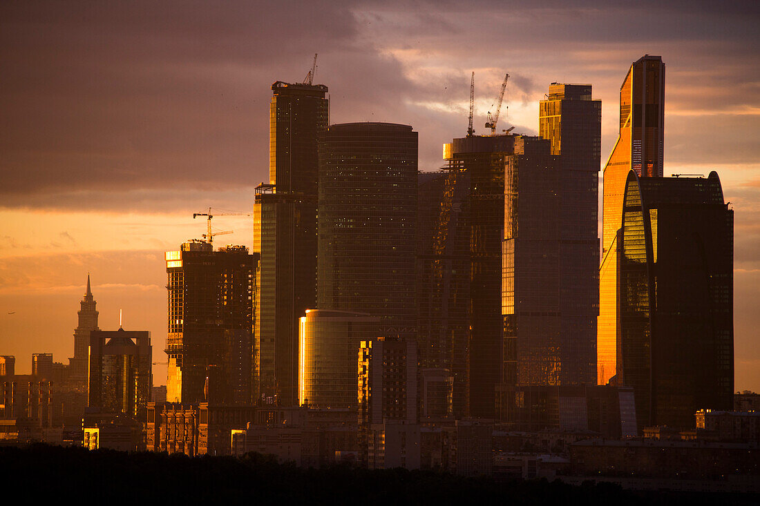 Blick von den Sperlingsbergen auf die Hochhäuser in Moscow City bei Sonnenuntergang, Moskau, Russland, Europa