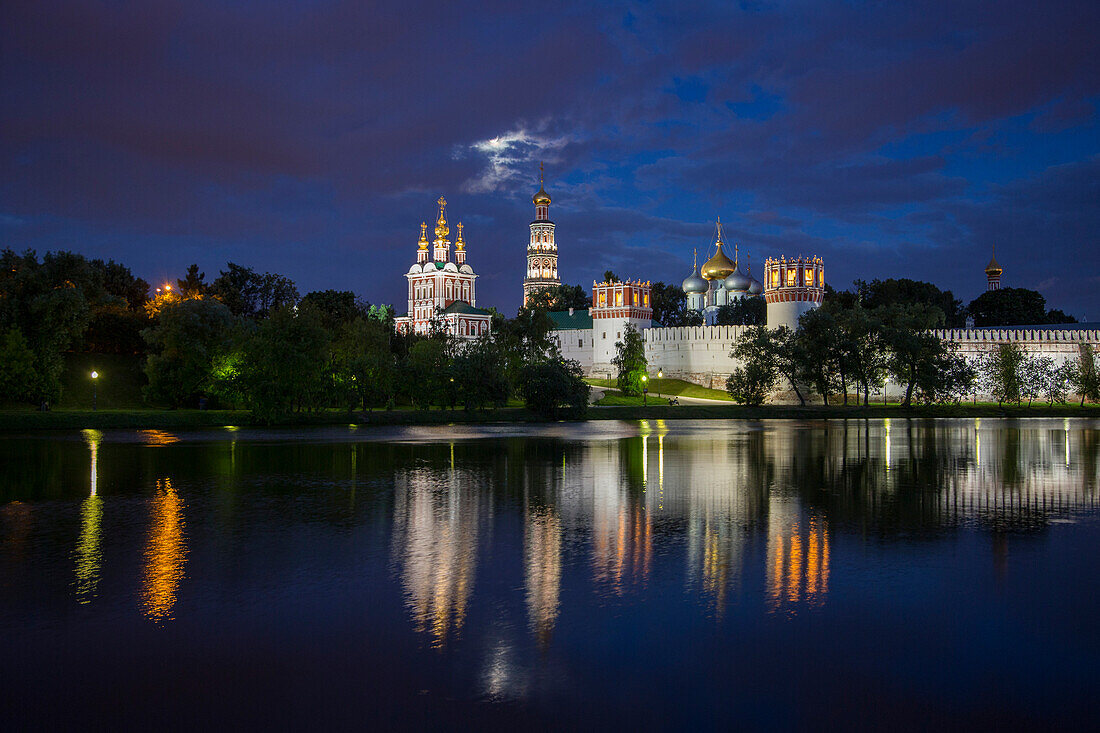 Nowodewitschi-Kloster (Neujungfrauenkloster) bei Nacht mit Vollmond, Moskau, Russland, Europa