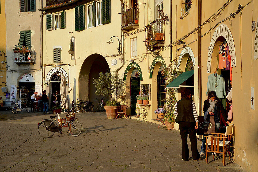 Häuser und Geschäfte an der ovalen Piazza dell'Anfitheatro, Lucca, Toskana, Italien