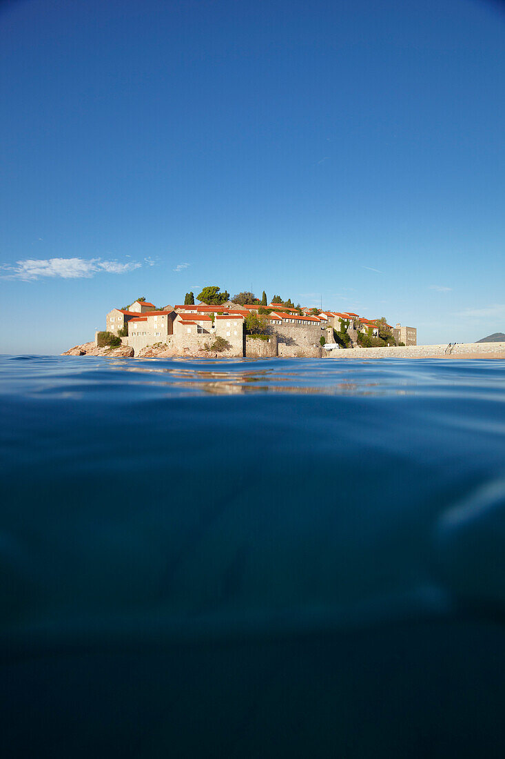 Blick auf Sveti Stefan in der Adria, Budva, Montenegro