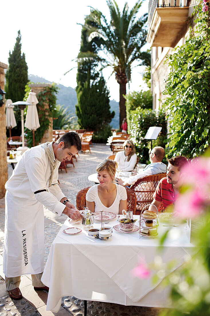 Gäste auf der Terrasse des Bistro Son Moragues, Hotel La Residencia, Deia, Mallorca, Spanien