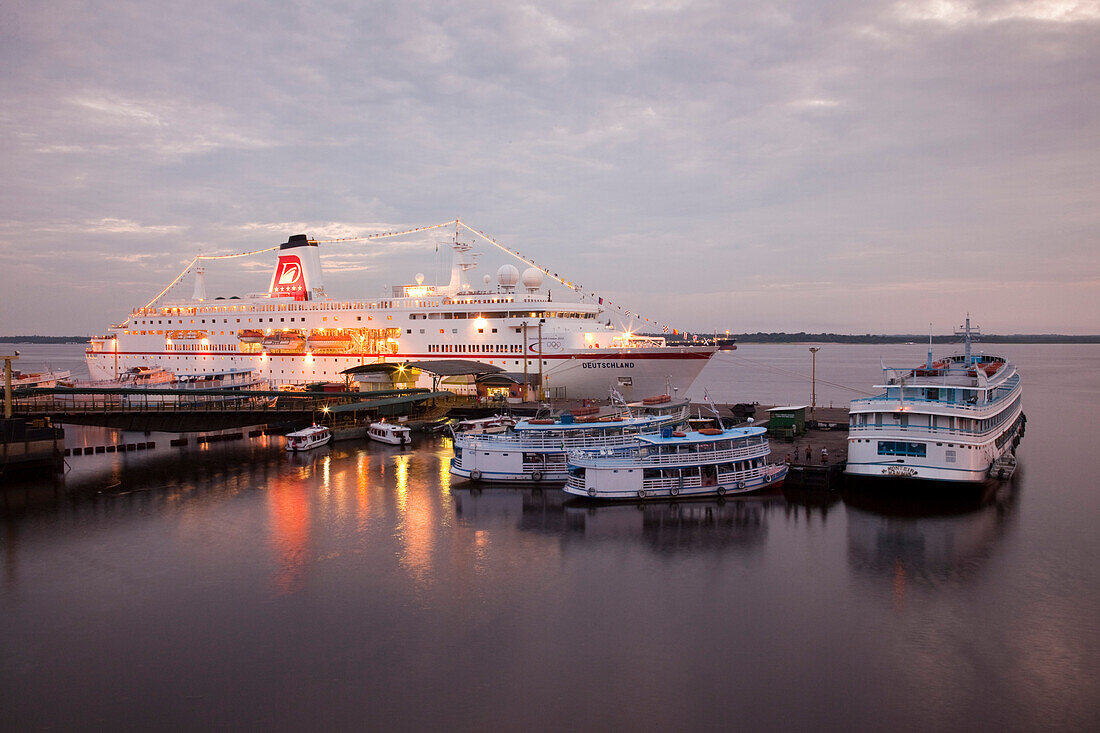 Amazonas Flussdampfer und Kreuzfahrtschiff MS Deutschland (Reederei Peter Deilmann) an der Pier im Dämmerlicht, Manaus, Amazonas, Brasilien, Südamerika